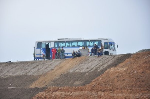 Un autocar plin cu deţinuţi care lucrau la tronsonul de autostradă Cernavodă-Medgidia s-a răsturnat la Mircea Vodă